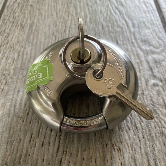 Extra Space Storage - Heavy Duty Disk Lock ES-670 Paddlock with 2 keys - Picture 2 of 3